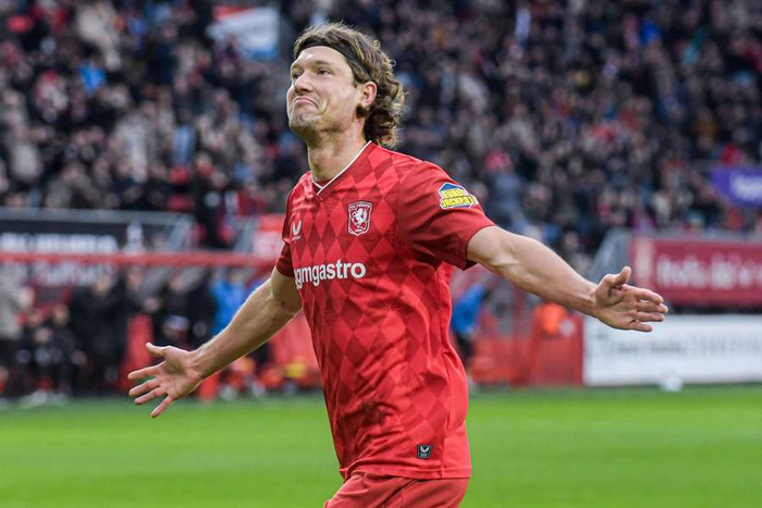 包含阿贾克斯清晨再遭质疑，志在英超名次提升，信心回归，训练强度明显提升的词条